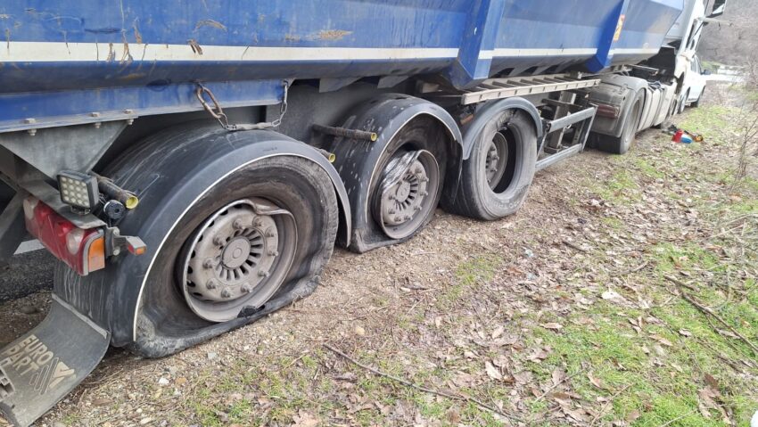 Circulație întreruptă pe DN67, în zona Ciovârnășani