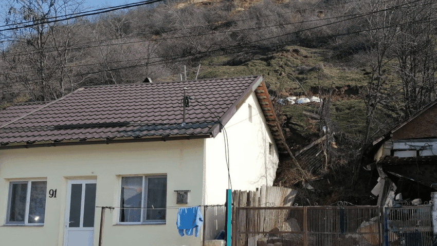 Ajutoare de urgență și containere de locuit pentru persoanele afectate de alunecarea de teren din municipiul Slatina