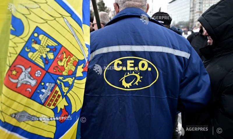 Gorj: Sute de mineri protestează la Târgu Jiu, în faţa sediului Complexului Energetic Oltenia