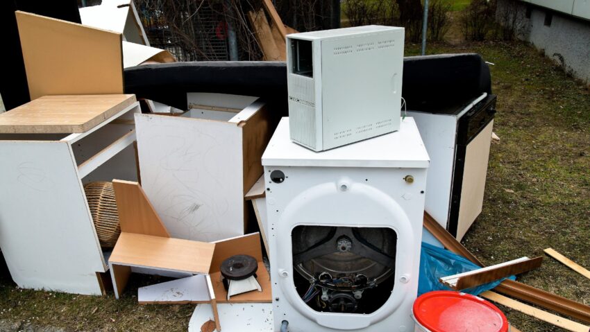 În weekend râmnicenii pot scăpa gratuit de deșeurile voluminoase și de DEEE-uri