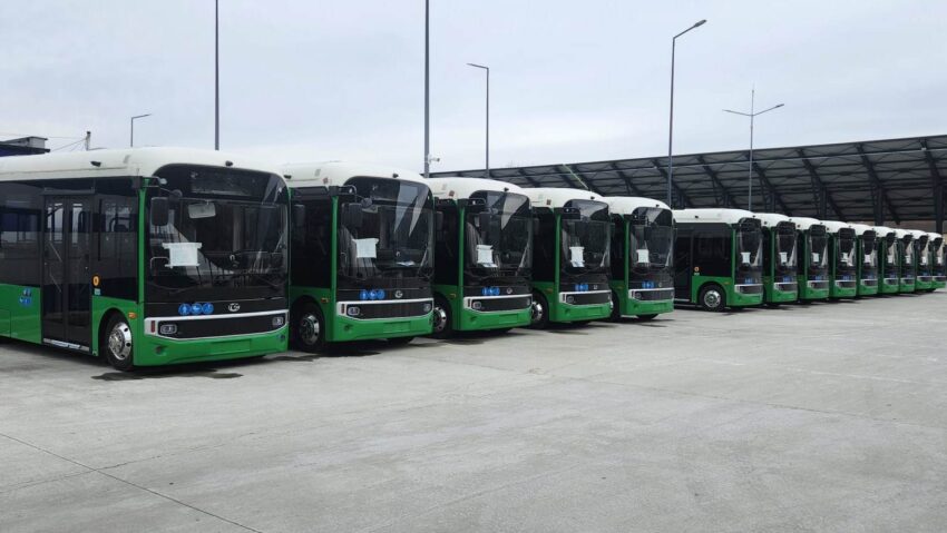 15 microbuze electrice și stații de încărcare recepționate de Primăria Râmnicu Vâlcea