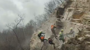 Continuă lucrările de montare a plaselor și barierelor de retenție pe DN 7 – Valea Oltului