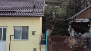 Slatina/Alunecarea de teren de pe Dealul Grădiște continuă să avanseze