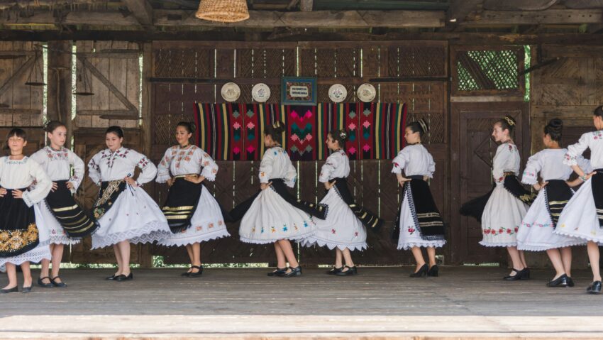 Spectacol folcloric la Târgu Jiu pentru marcarea Zilei Olteniei