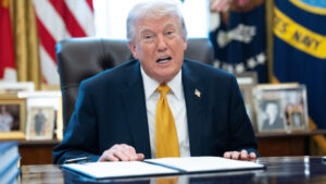 Donald Trump renunţă, temporar, la atacurile împotriva reţelei energetice iraniene