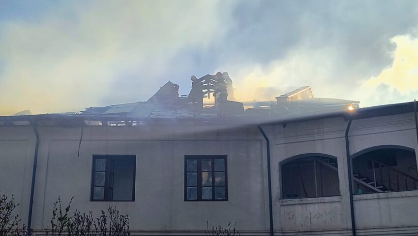 Incendiu devastator la Mănăstirea Bistrița. O femeie a fost găsită carbonizată