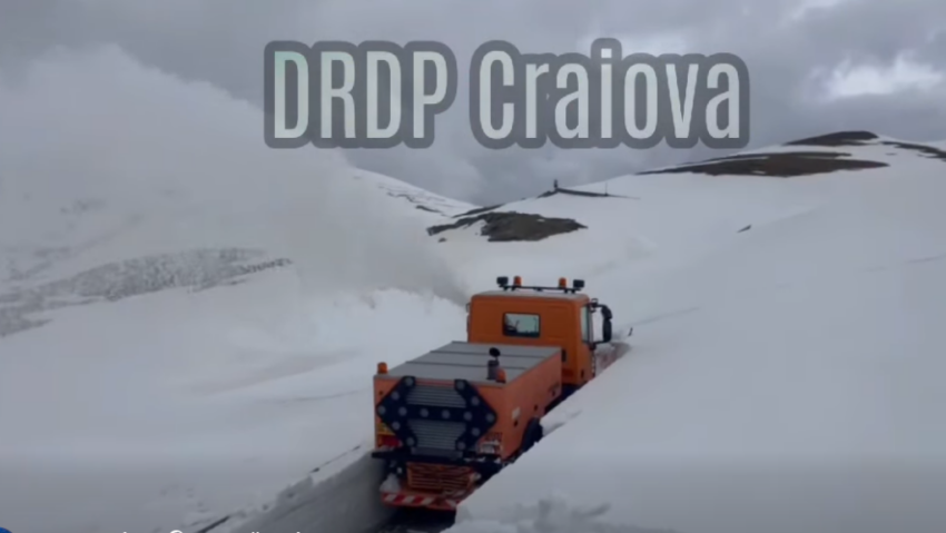 Continuă lucrările de îndepărtare a zăpezii pe sectorul de drum cuprins între Rânca și Obârșia Lotrului