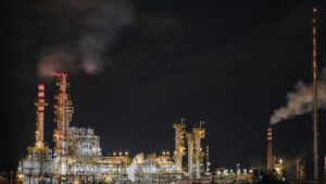 Petrolul se prăbușește după anunțurile Iranului și SUA: Strâmtoarea Ormuz redeschisă