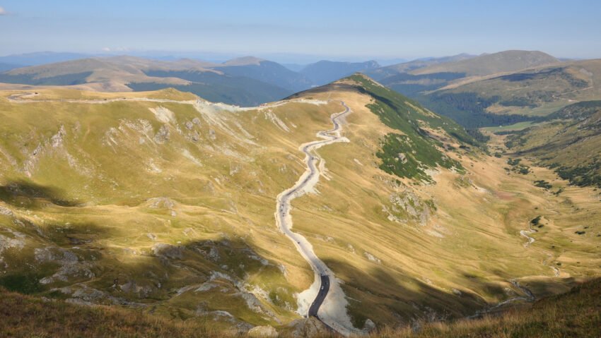 Zăpada menține închisă circulația pe Transalpina