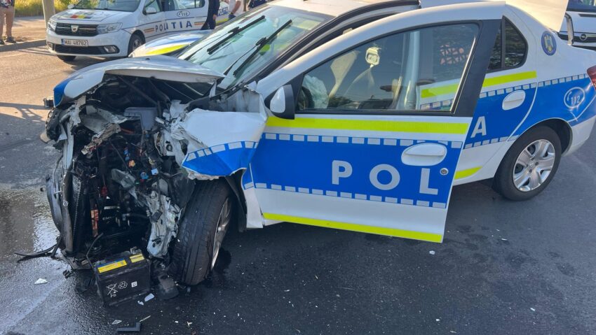 Urmărire ca în filme pe străzile din Craiova. Șoferul a lovit o autospecială de poliție și a încercat să fugă