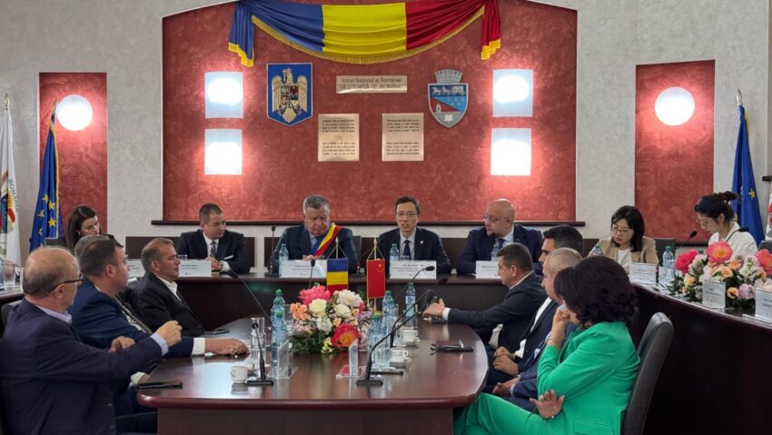 Vizită diplomatică la Vâlcea: Ambasadorul Chinei, întâlnire cu autoritățile locale