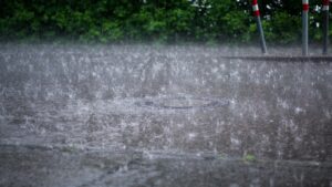 România, lovită de un val de vreme severă. ANM anunță ploi, grindină și răcire accentuată