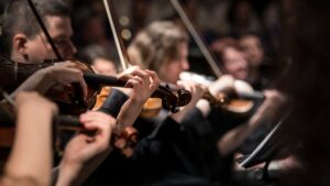 Filarmonica Oltenia aduce la Craiova un concert inspirat din rafinamentul francez și folclorul românesc