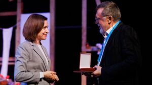 Chișinău: Matei Vișniec a fost decorat de Maia Sandu cu Ordinul Onoarei