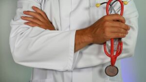 Caravana „Aducem medicul la ușa ta” va oferi consultații și analize gratuite pentru doljeni