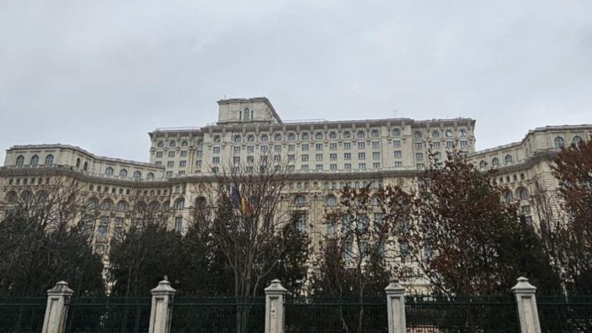 Parlamentul decide, marți, soarta Guvernului Bolojan