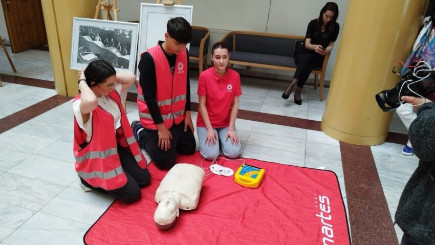 Crucea Roșie/Primul defibrilator cu acces public, la biblioteca județeană din Râmnicu Vâlcea
