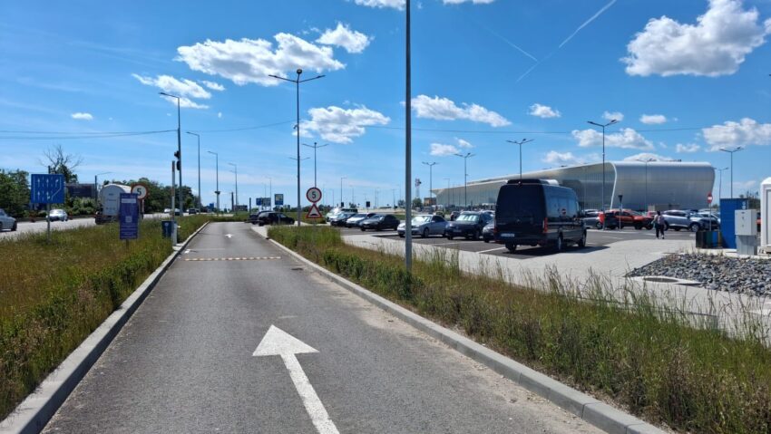 O nouă parcare cu 163 de locuri a fost deschisă la Aeroportul Internațional Craiova