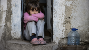 Salvați Copiii: Aproape trei din zece copii din România trăiesc în sărăcie, iar inegalitățile continuă să se adâncească
