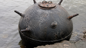 Mină marină descoperită între Vama Veche și 2 Mai, distrusă controlat de scafandrii militari