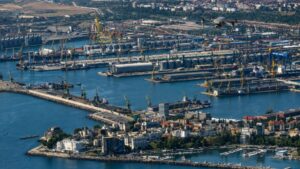 Sute de persoane, evacuate de pe litoral, după explozia dronei din Portul Constanța