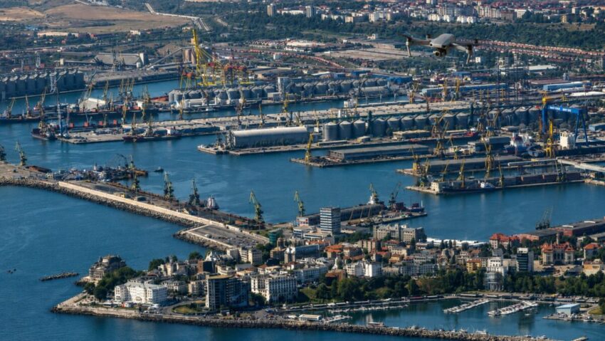 Sute de persoane, evacuate de pe litoral, după explozia dronei din Portul Constanța