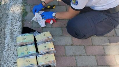 Peste 343.000 de euro, găsiți ascunși într-un microbuz oprit la Calafat