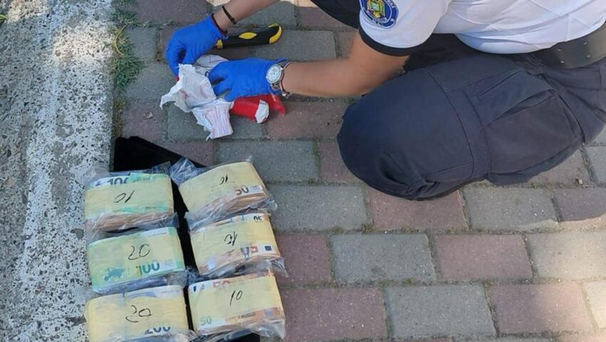 Peste 343.000 de euro, găsiți ascunși într-un microbuz oprit la Calafat