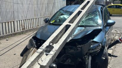 Impact violent în Craiova! O șoferiță a intrat cu mașina într-un stâlp