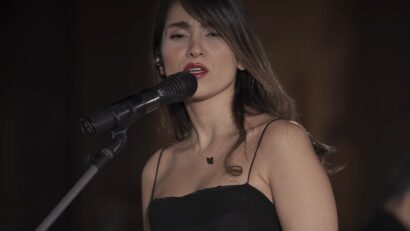 Cântăreaţa iraniană Parastoo Ahmadi, condamnată la mai multe lovituri de bici, după un concert online
