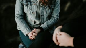 Adolescenții de 16 ani ar putea merge la psiholog fără acordul părinților. Ce prevede noul proiect de lege