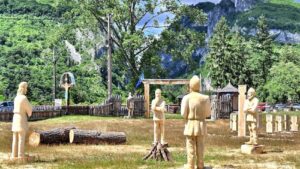 Gorj: Tabăra de sculptură în lemn „Simboluri dacice în arta lemnului din România” revine la Polovragi