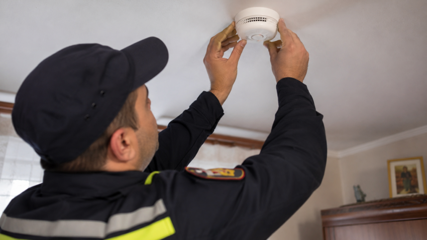 Aproape 500 de detectoare de fum au fost montate în locuințe din Vâlcea prin campania „Detector pentru viață”
