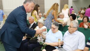 Râmnicu Vâlcea: 54 de cupluri au fost sărbătorite cu ocazia aniversării a 50 de ani de căsnicie