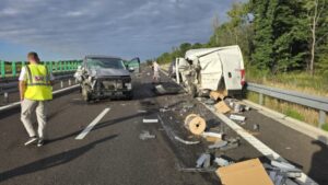 Argeş: Doi răniţi, într-un accident, pe DEX 12. Circulaţia a fost deviată
