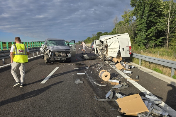 Argeş: Doi răniţi, într-un accident, pe DEX 12. Circulaţia a fost deviată