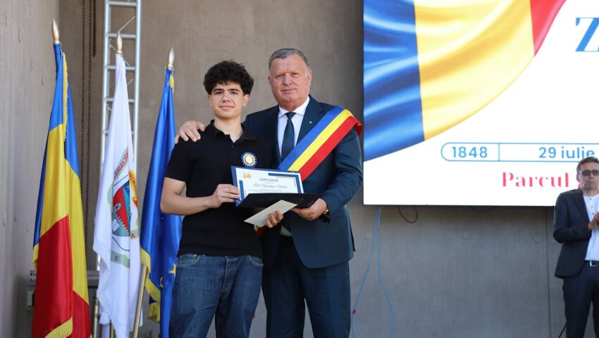 Elevul din Râmnicu Vâlcea care a obținut media 10 la Bacalaureat a fost premiat de primarul Mircia Gutău