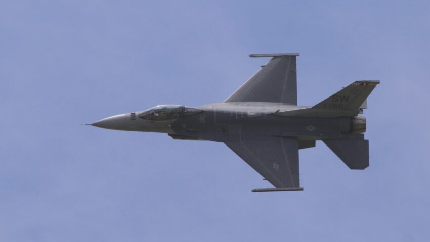 MApN: Două aeronave F-16 au fost ridicate de la sol după detectarea unor ținte aeriene în apropierea graniței cu Ucraina