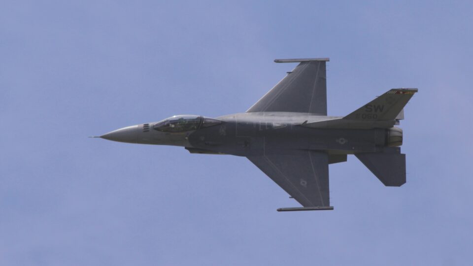MApN: Două aeronave F-16 au fost ridicate de la sol după detectarea unor ținte aeriene în apropierea graniței cu Ucraina