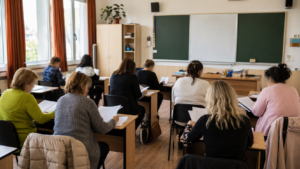 Peste 275.000 de angajați din educație vor primi prima de carieră didactică