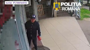 Mehedinți: Hoț filmat în timp ce fura un portofel