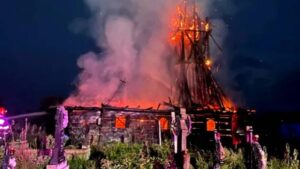 Maramureş/Biserică veche de peste 300 de ani, făcută scrum, după un incendiu puternic