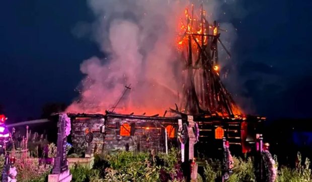 Maramureş/Biserică veche de peste 300 de ani, făcută scrum, după un incendiu puternic