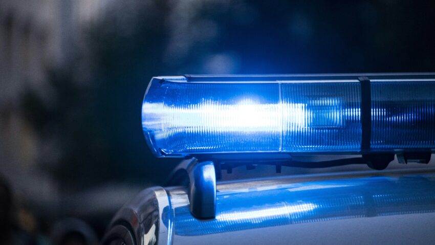 Bolovan căzut peste o mașină pe Valea Oltului. Un pasager de 71 de ani a murit