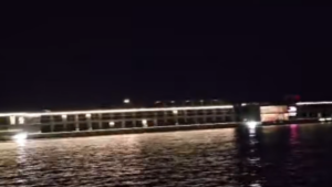 Navă de pasageri eșuată pe Dunăre, la Gârla Mare