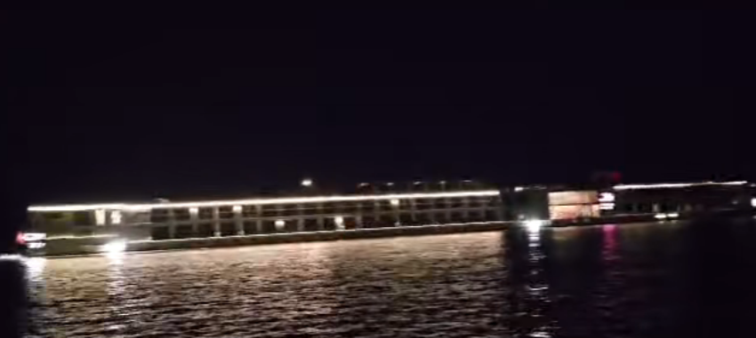 Navă de pasageri eșuată pe Dunăre, la Gârla Mare