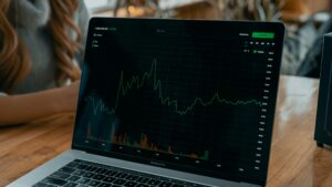 România înregistrează cea mai mare scădere a economisirii din UE