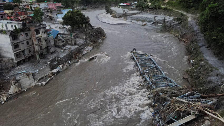 Familiile persoanelor dispărute în Nepal cer acces urgent cu elicoptere