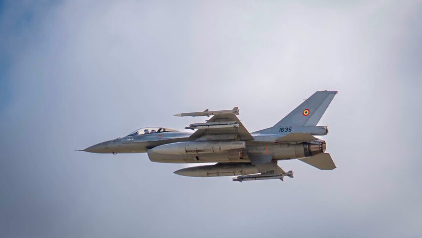 Dronă maritimă de mici dimensiuni, lovită de o aeronavă F-16 a Forțelor Aeriene Române