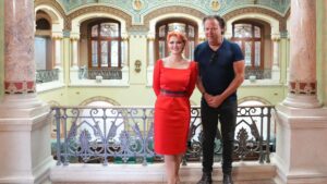 Craiova: Charlie Ottley va filma festivalul Puppets Occupy Street